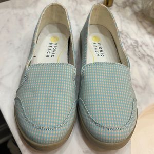 Vionic Beach slip ons size 9